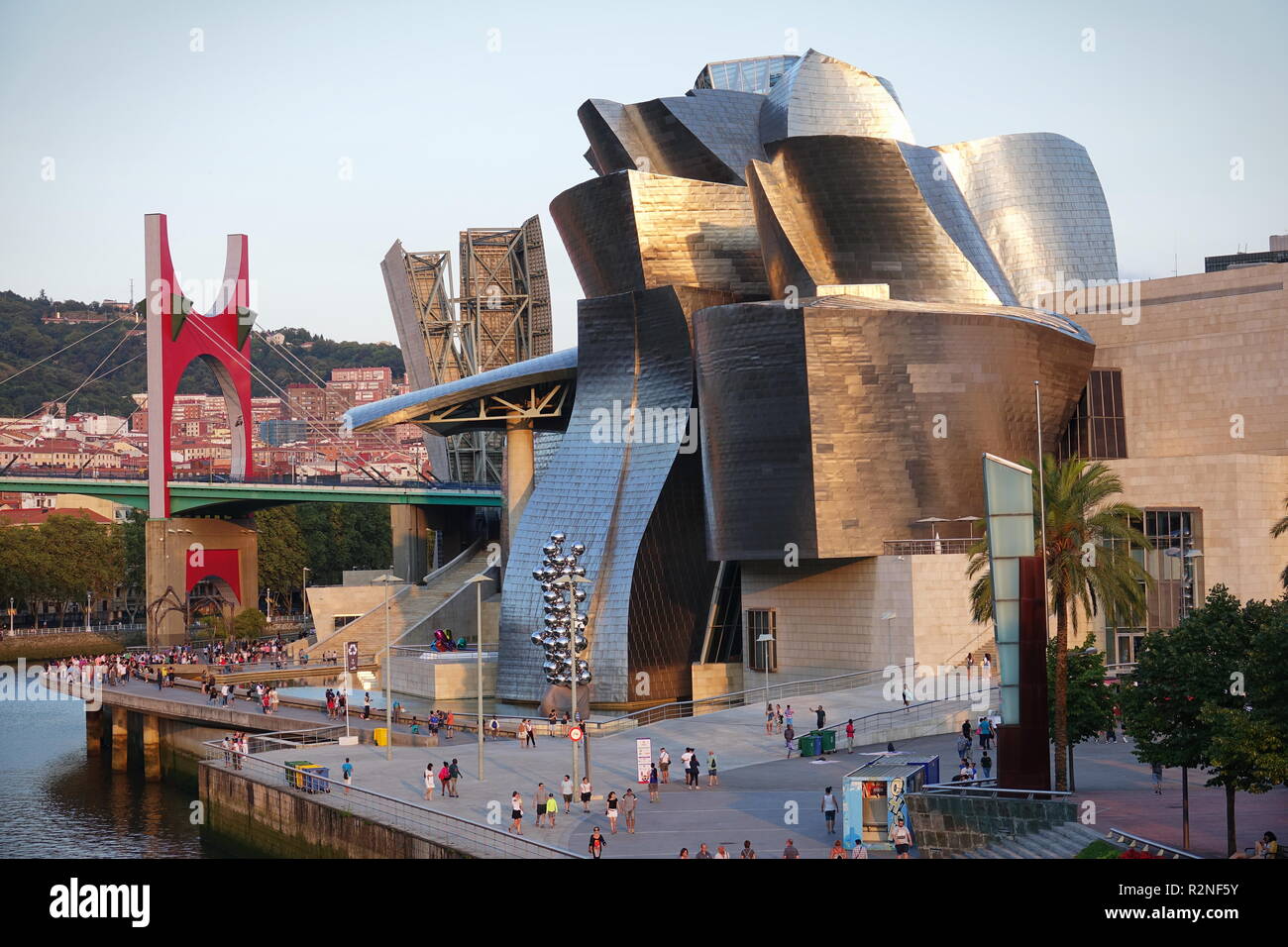 BILBAO, Spanien - August 2018 - Außenansicht des Guggenheim Museum Bilbao, eine moderne und zeitgenössische Kunst Museum, entworfen von dem berühmten Architekten Frank Geh Stockfoto