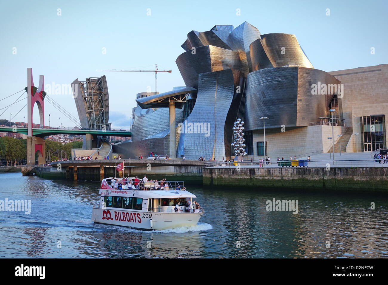 BILBAO, Spanien - August 2018 - Außenansicht des Guggenheim Museum Bilbao, eine moderne und zeitgenössische Kunst Museum, entworfen von dem berühmten Architekten Frank Geh Stockfoto