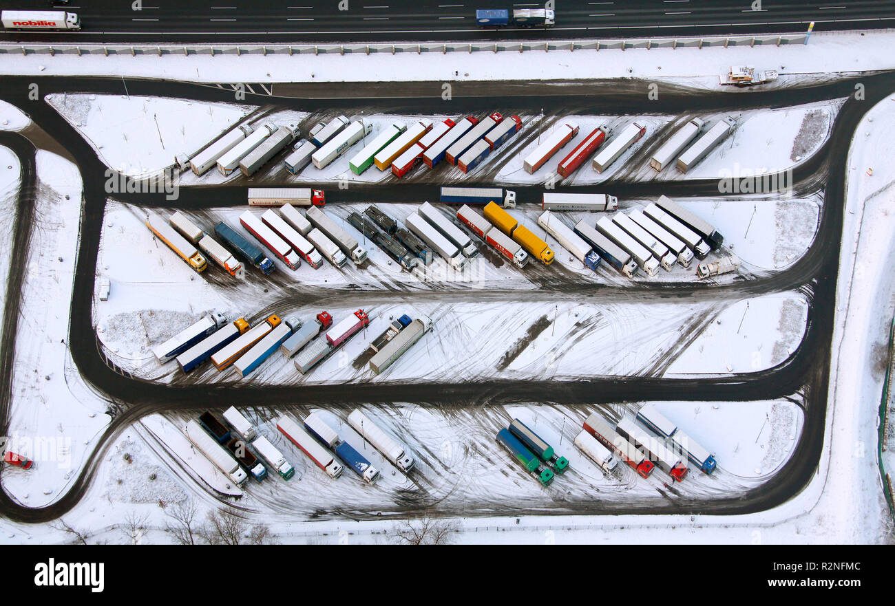 Luftaufnahme, Rhynern, A2, Bundesautobahn, Service Bereich Rhynern, LKW-Parkplatz, Autobahn Kapelle, Holthöfen, Hamm, Ruhrgebiet, Schnee, Nordrhein-Westfalen, Deutschland, Europa, Stockfoto