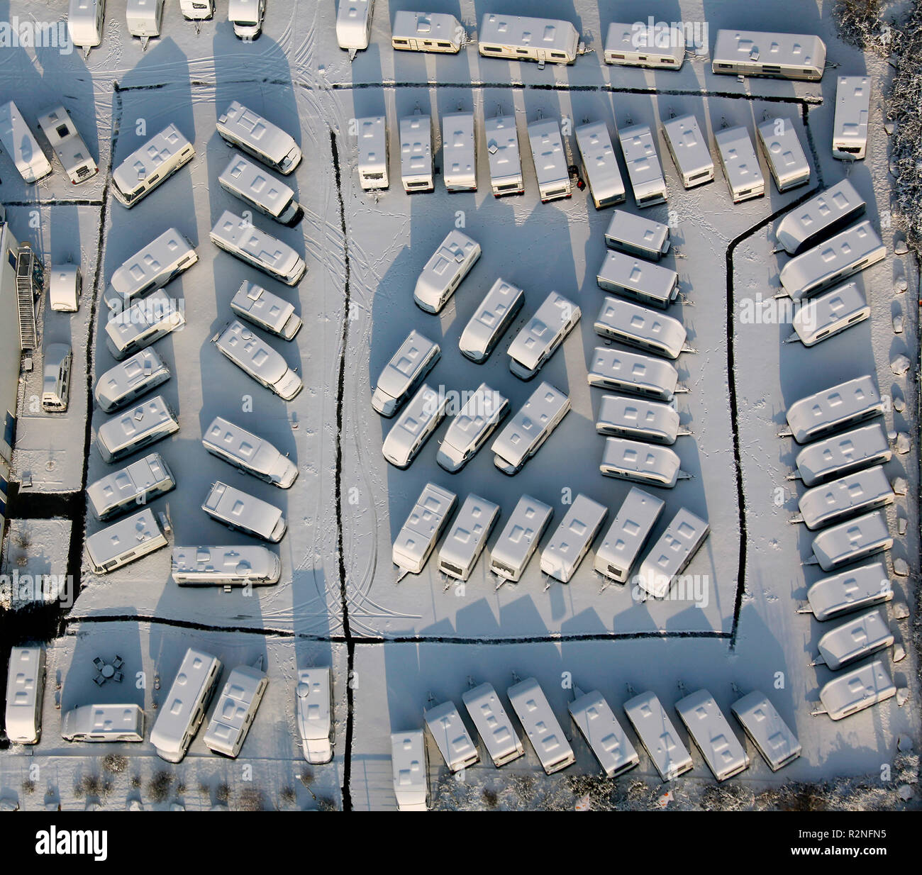 Luftaufnahme, neues Auto Verkauf, Auto Verkauf, Automobilkrise, Absatzkrise, Reisemobile im Schnee, Herringen, Hamm, Ruhrgebiet, Nordrhein-Westfalen, Deutschland, Europa, Stockfoto