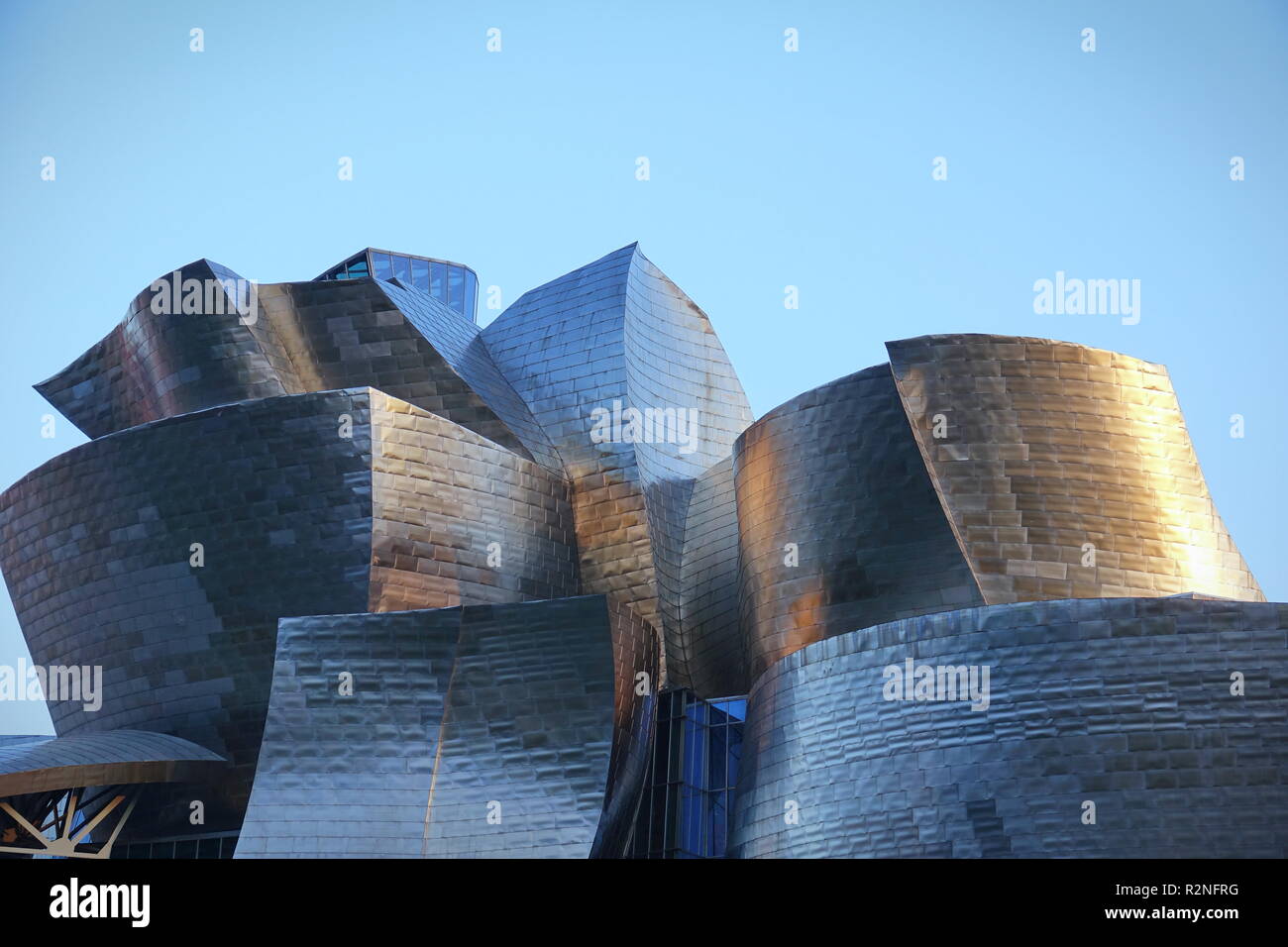 BILBAO, Spanien - August 2018 - Außenansicht des Guggenheim Museum Bilbao, eine moderne und zeitgenössische Kunst Museum, entworfen von dem berühmten Architekten Frank Geh Stockfoto