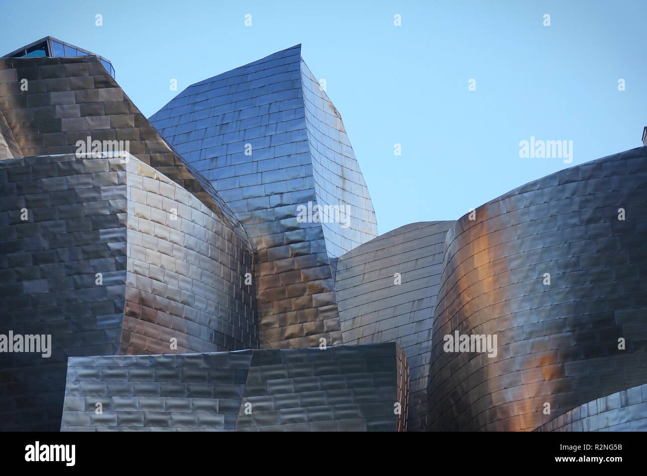 BILBAO, Spanien - August 2018 - Außenansicht des Guggenheim Museum Bilbao, eine moderne und zeitgenössische Kunst Museum, entworfen von dem berühmten Architekten Frank Geh Stockfoto