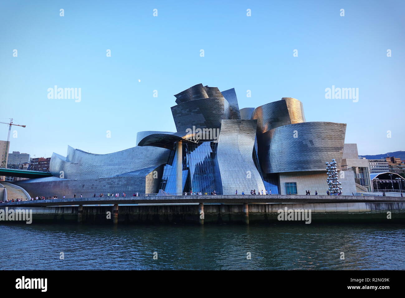 BILBAO, Spanien - August 2018 - Außenansicht des Guggenheim Museum Bilbao, eine moderne und zeitgenössische Kunst Museum, entworfen von dem berühmten Architekten Frank Geh Stockfoto