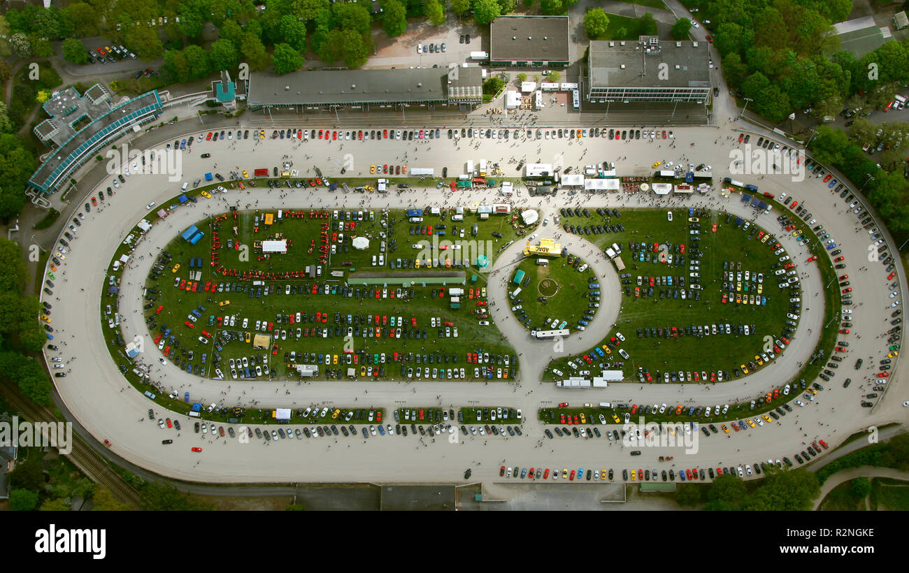 Luftaufnahme, Porsche treffen auf der Trabrennbahn Dinslaken, großes Ereignis, Oldtimer Treffen, Porsche, am Bärenkamp,?? Dinslaken, Ruhrgebiet, Nordrhein-Westfalen, Deutschland, Europa, Stockfoto