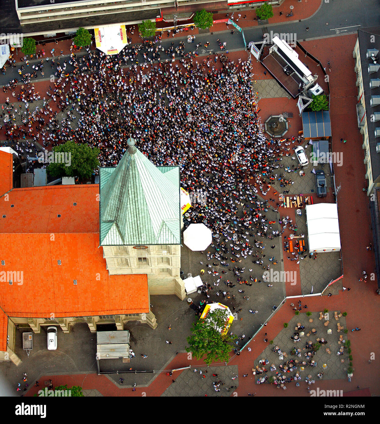 Public Viewing vor St. Paul's Kirche, eröffnungsspiel Deutschland Australien 4:0 am 13. Juni 2010, Hamm, Nordrhein-Westfalen, Deutschland, Europa, Luftaufnahme, Stockfoto