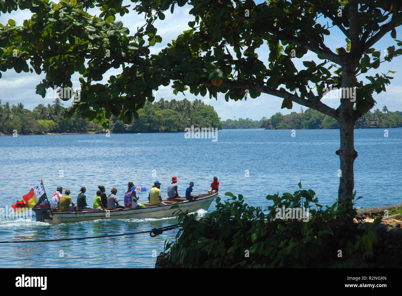 Kleines Boot mit Passagieren, Hafen, Madang Madang, PNG. Stockfoto