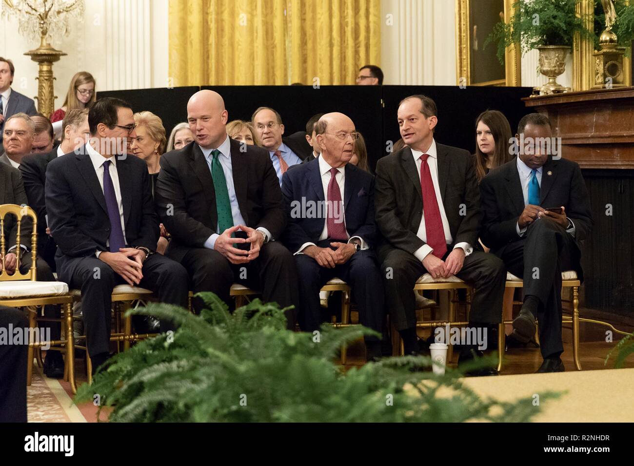 Die Mitglieder des Kabinetts nehmen an der Presidential Medal of Freedom Preisverleihung im East Room des Weißen Hauses vom 16. November 2018 in Washington, D.C. sitzend von links nach rechts sind: Staatssekretär Mike Pompeo, Finanzminister Steve Mnuchin, United States Attorney General Matt Whitaker, Commerce Secretary Wilbur Ross, Arbeitsminister Alex Acosta und HUD Sekretär Ben Carson. Stockfoto