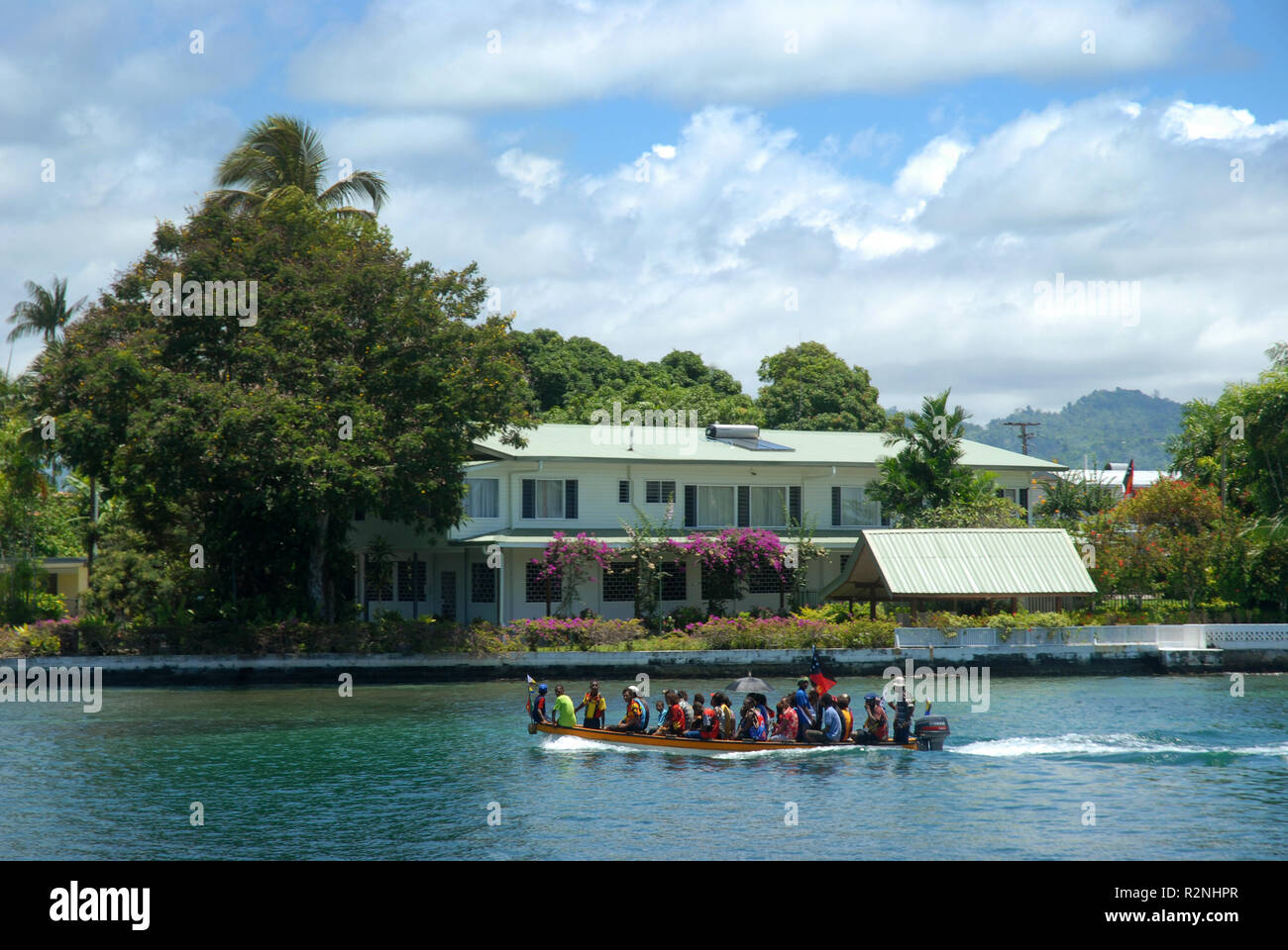 Kleines Boot mit Passagieren, Hafen, Madang Madang, PNG. Stockfoto