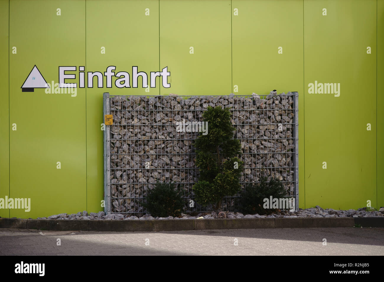 Steine in einer Vitrine aus Metall Gitter dienen als Dekoration für ein Tor, Stockfoto