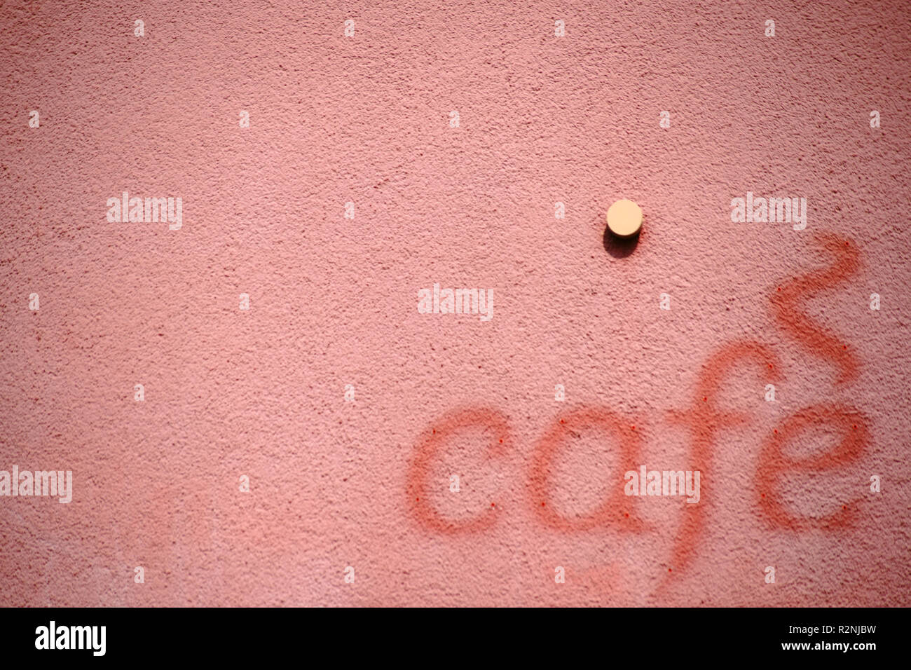 Der Schriftzug 'Café' an der Fassade eines Gebäudes in Farbe Kontrast zu dem heller Fassade, Stockfoto