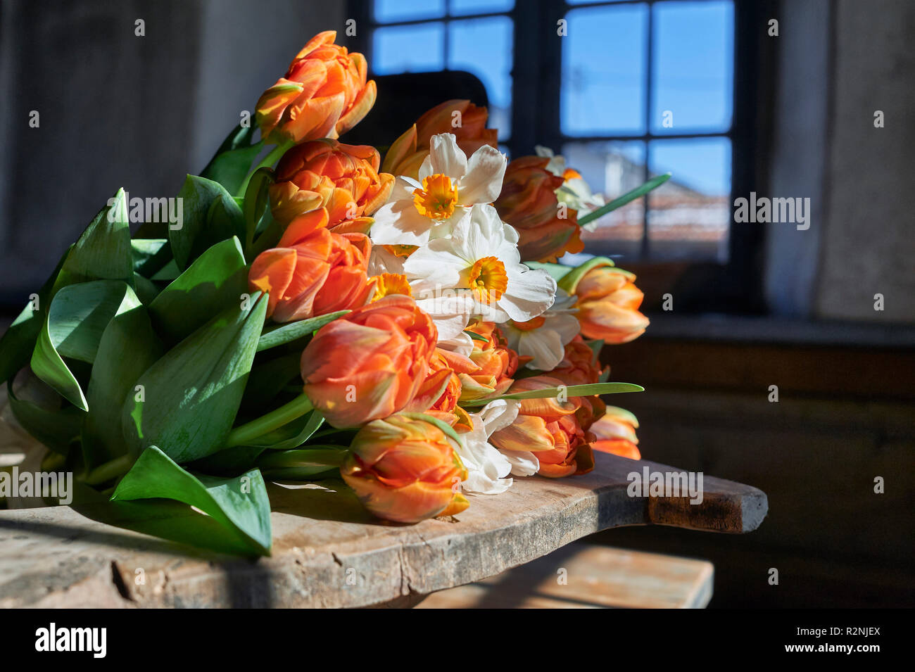 Ein Blumenstrauss Aus Tulpen Und Narzissen Im Garten Auf Alten