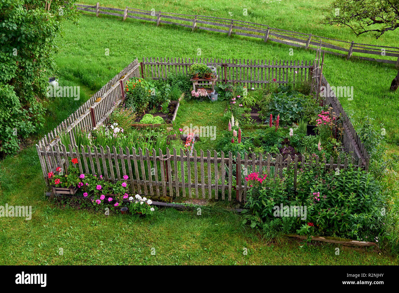 Blick auf einem eingezäunten Cottage Garden Stockfoto