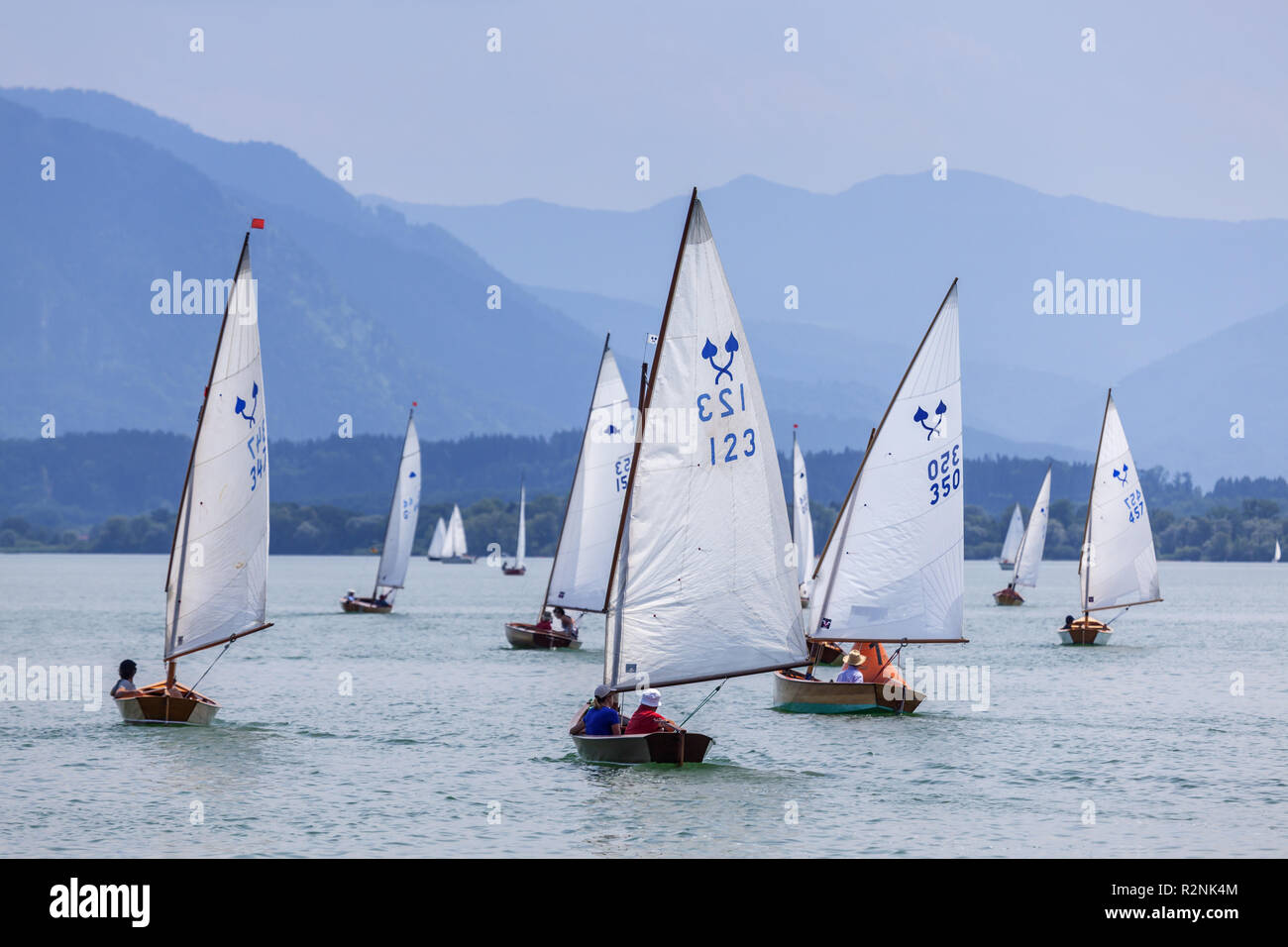 Segler Chiemseeplätte auf dem Chiemsee dahinter Chiemgauer Alpen, Chiemgau, Oberbayern, Bayern, Süddeutschland, Deutschland, Europa Stockfoto