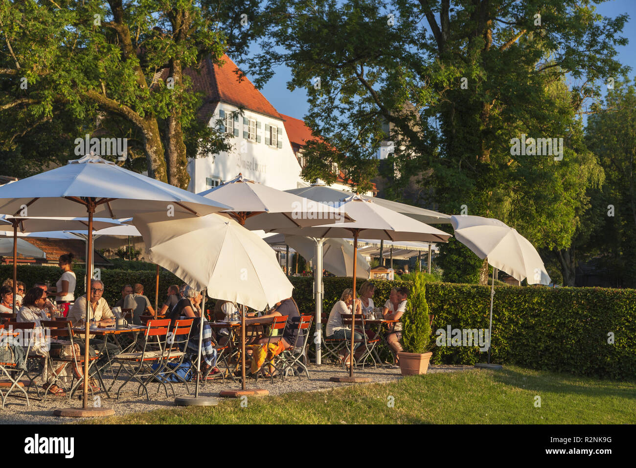 Fritzi's Biergarten hinter der Insel Host auf der Fraueninsel im Chiemsee, Frauenchiemsee, Chiemgau, Oberbayern, Bayern, Süddeutschland, Deutschland, Europa Stockfoto