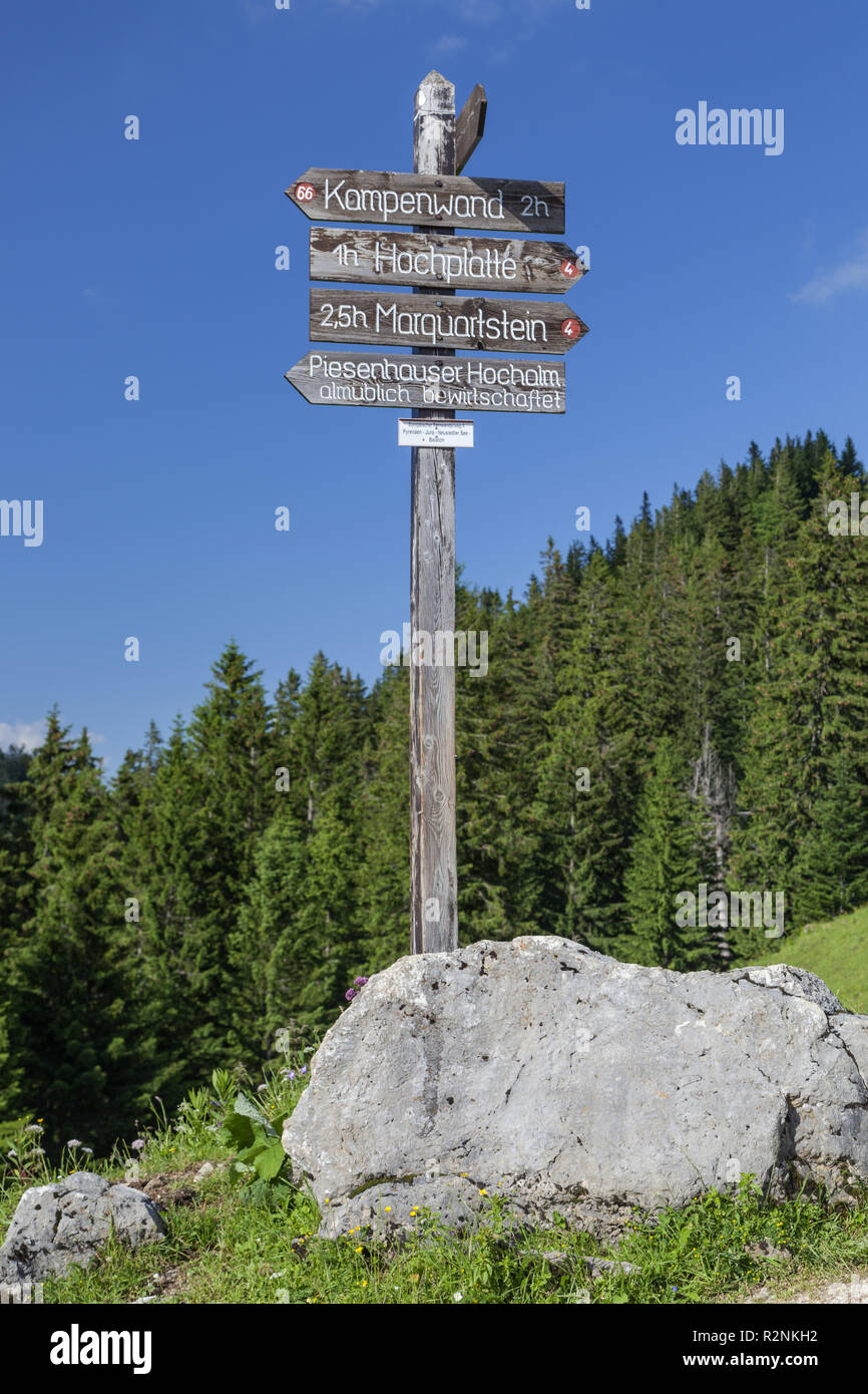 Wegweiser an der Piesenhauser Alp auf die Kampenwand und Hochplatte in ...
