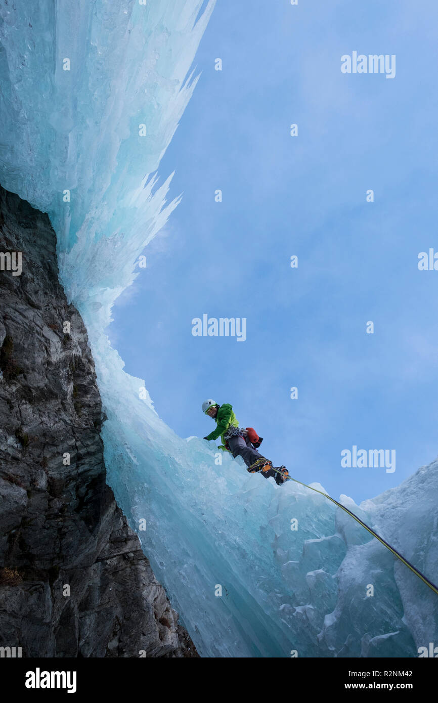 Ice Climber an der "Hängenden Gärten", Stubaier Alpen, Tirol, Österreich Stockfoto