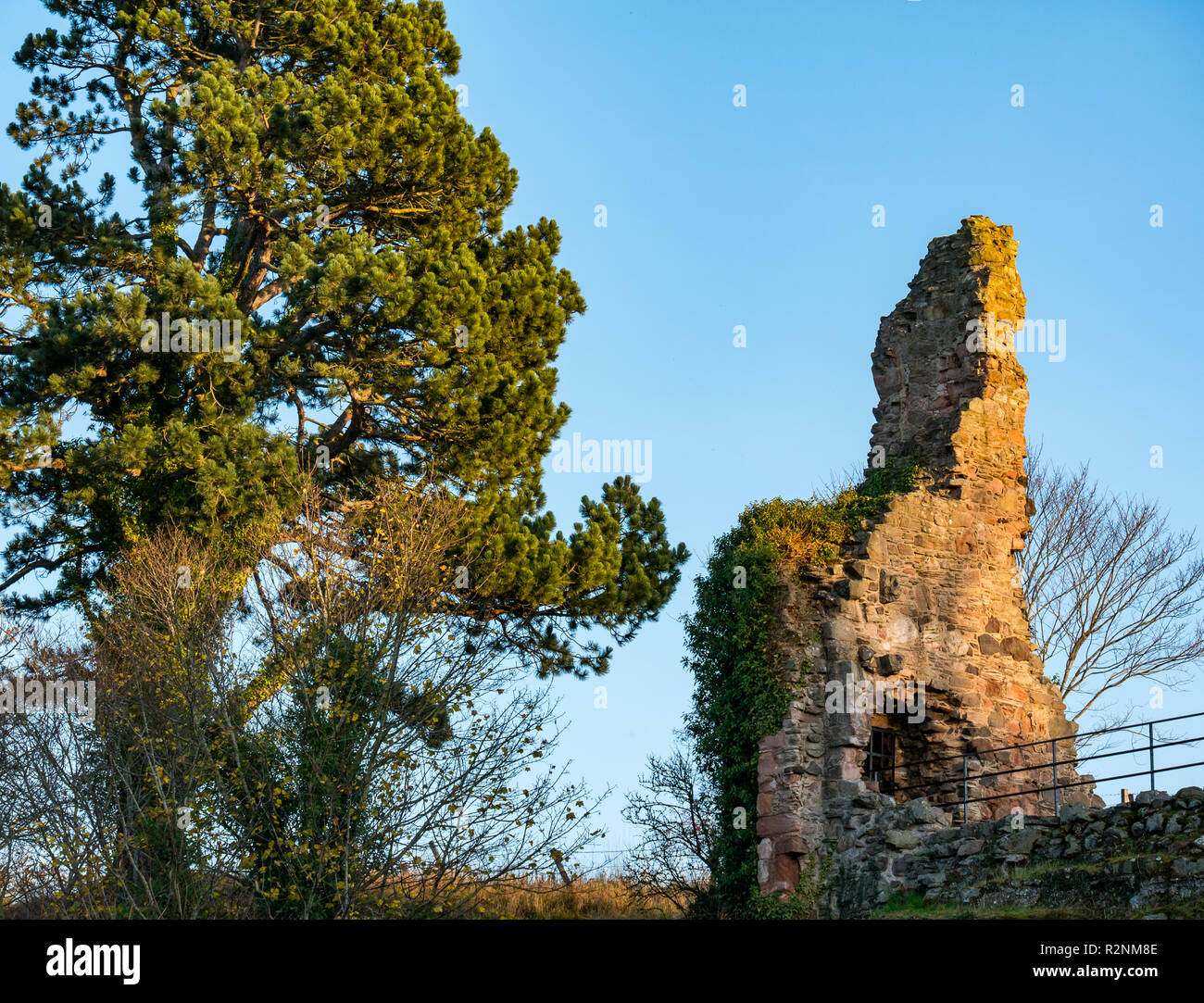 14. Jahrhundert ruiniert Hailes Schloss von Tyne Fluss im Winter Licht gesehen, East Lothian, Schottland, Großbritannien Stockfoto