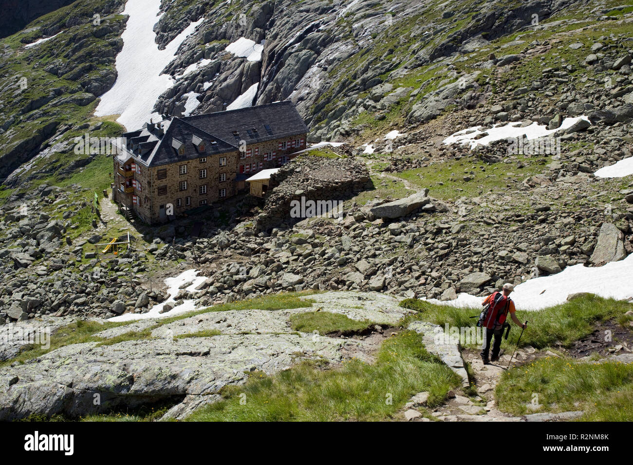 Bergsteiger auf dem Weg in die Nürnberger Hütte Berghütte, Stubaier Alpen, Tirol, Österreich Stockfoto