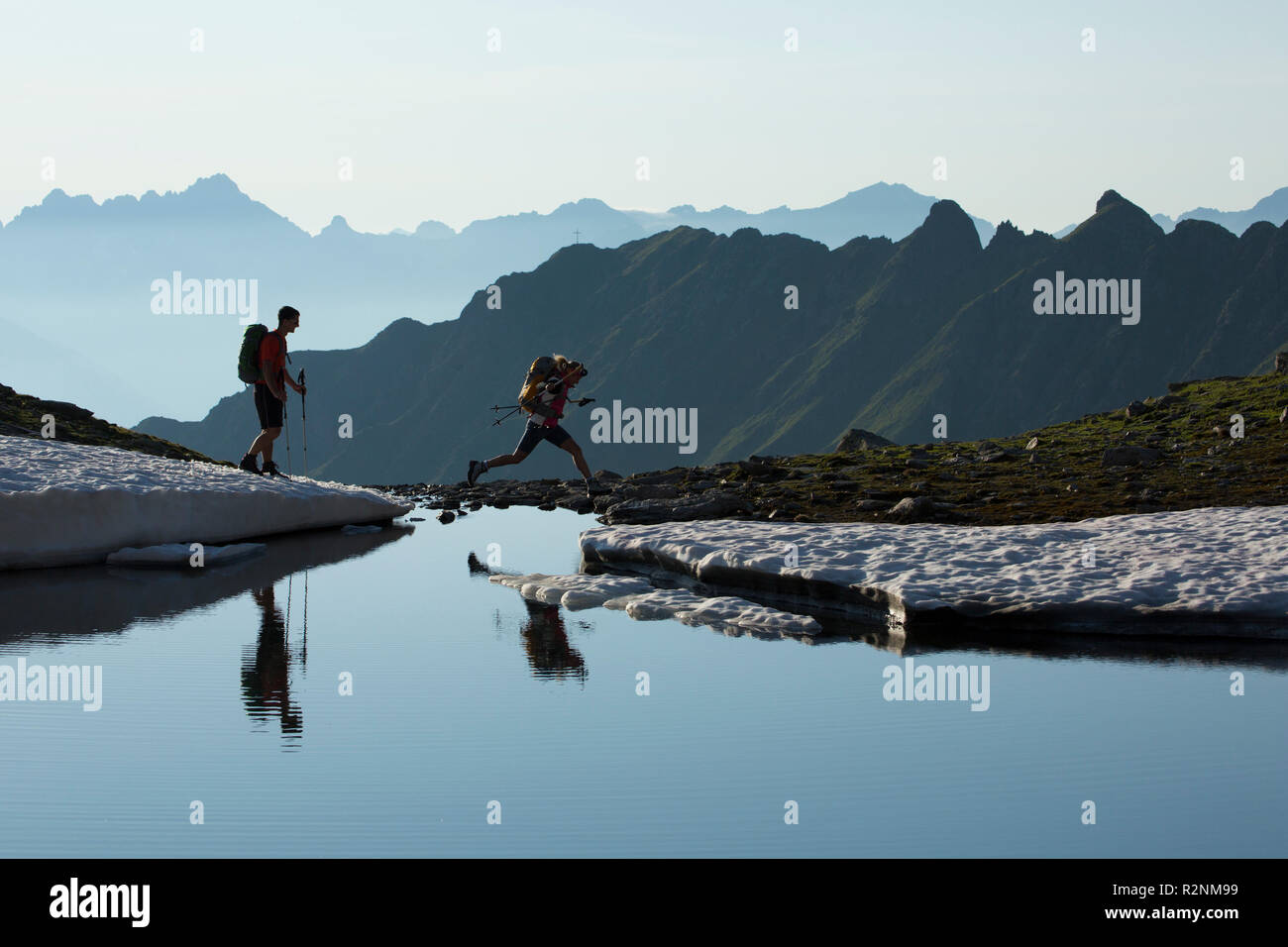 Wanderer zu einem namenlosen See in Riegetal Tal, Geigenkamm, Ötztaler Alpen, Tirol, Österreich Stockfoto