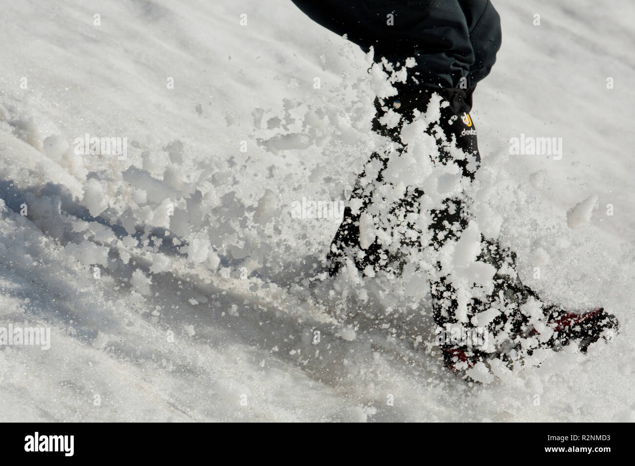 Bergsteiger in tiefem Schnee aufsteigend Scheibler Berg, Verwallgruppe, Tirol, Österreich Stockfoto