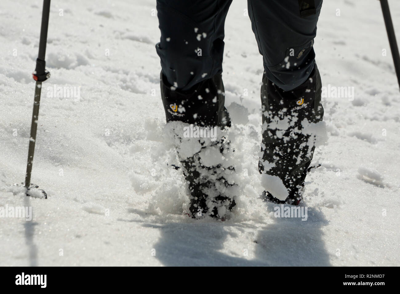 Bergsteiger in tiefem Schnee aufsteigend Scheibler Berg, Verwallgruppe, Tirol, Österreich Stockfoto