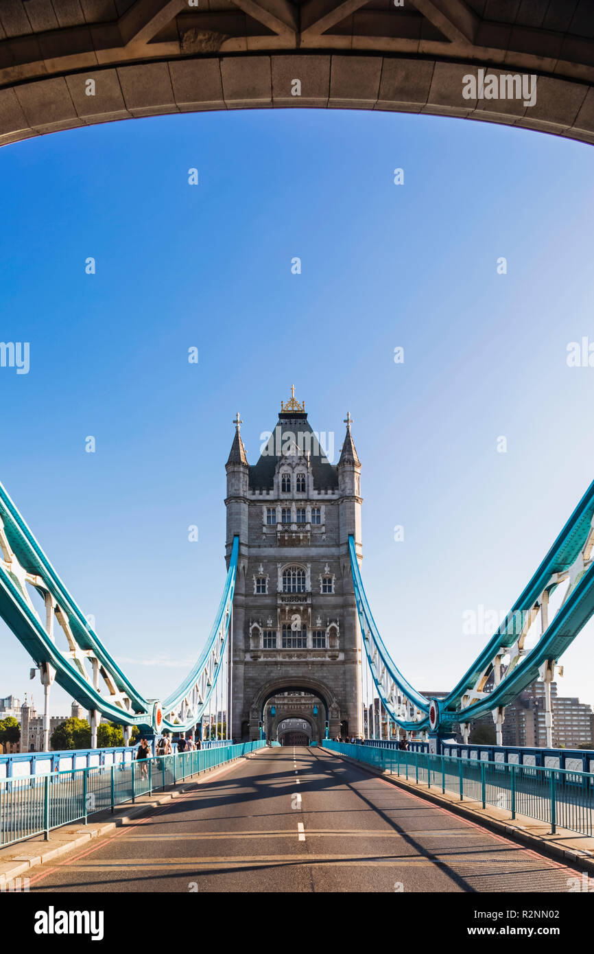 England, London, Tower Bridge und leere Straße Stockfoto