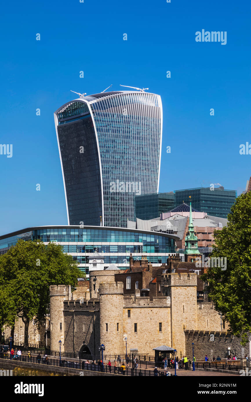 England, London, City of London, die Walkie-Talkie-Bürogebäude und Tower von London Stockfoto