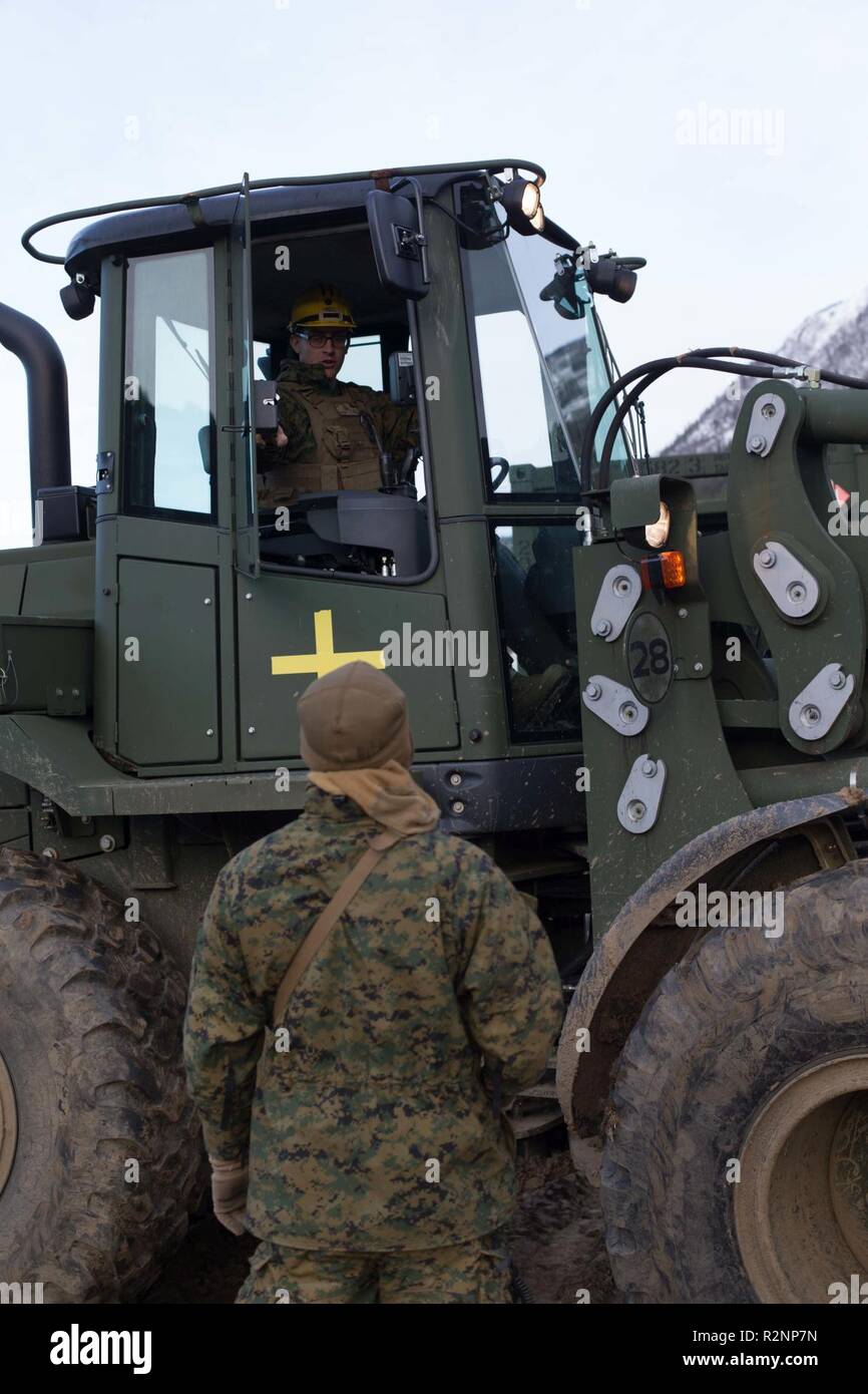 Us Marine Corps Cpl. Lukas Herdering, mit Transport Services Unternehmen, die Bekämpfung der Logistik Bataillon 2, betreibt einen Traktor, Gummi - müde, artikuliert, multi-purpose Fahrzeug in Voll, Norwegen, Okt. 30, 2018. Die Marines geladen, Treibstoff, Ausrüstung und Verpflegung, bereit, auf Logistik System des Fahrzeugs Ersatz- und mittlere taktische Fahrzeug Ersatzteile resupply 2nd Marine Division in Oppdal und Hjerkinn während der Übung Trident Zeitpunkt 18 Essen. Die Übung verbessert die USA und die NATO-Verbündeten und Fähigkeiten der Partner zur Zusammenarbeit militärischer Operationen unter herausfordernden Condit durchzuführen Stockfoto