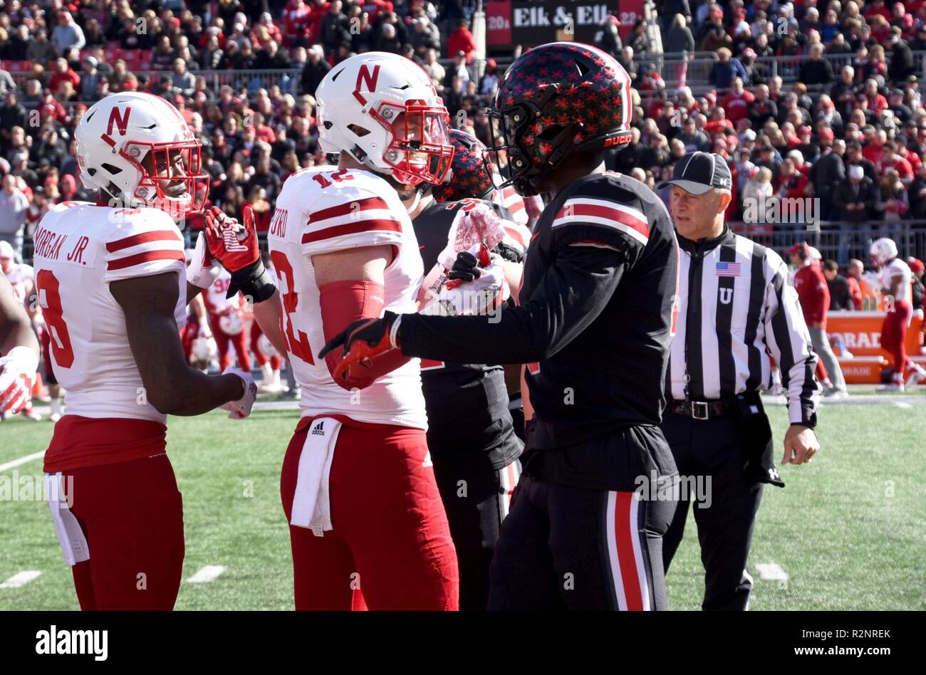 Ein Ohio Zustand und Nebraska Football spieler schütteln sich die Hände nach der Münze an der Ohio State Football Game on November 3, 2018 werfen, in Columbus, Ohio. Dieses Spiel wurde zu Ehren militärische Männer und Frauen für Veteranen Tag gewidmet. Stockfoto