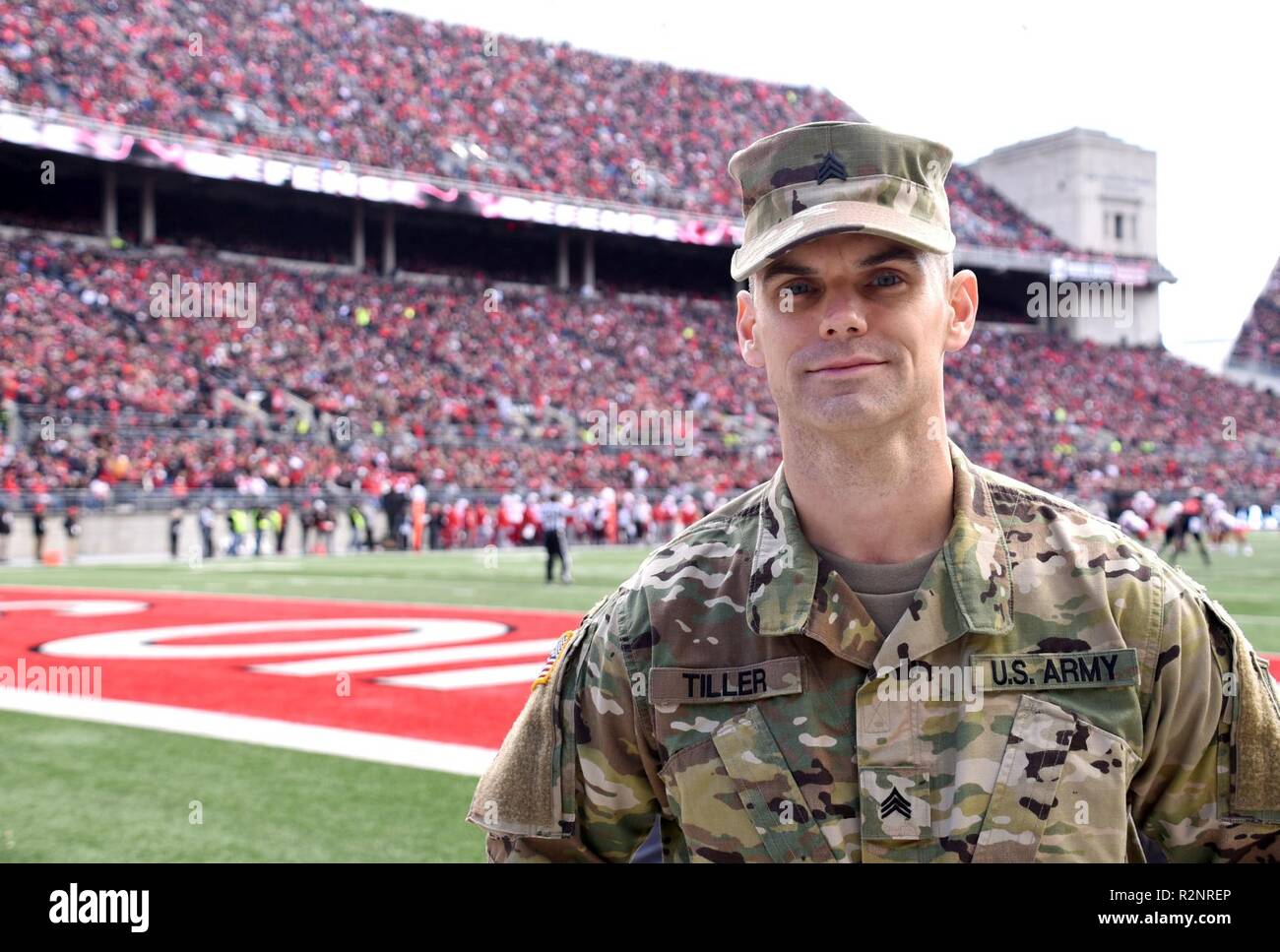 Sgt. Benjamin Lenkstange posiert für ein Foto an der Ohio State Football Spiel, am 3. November 2018 in Columbus, Ohio. Sgt. Deichsel war bei diesem Spiel, das zu ehren militärische Männer und Frauen für Veteranen Tag gewidmet war ausgezeichnet. Stockfoto