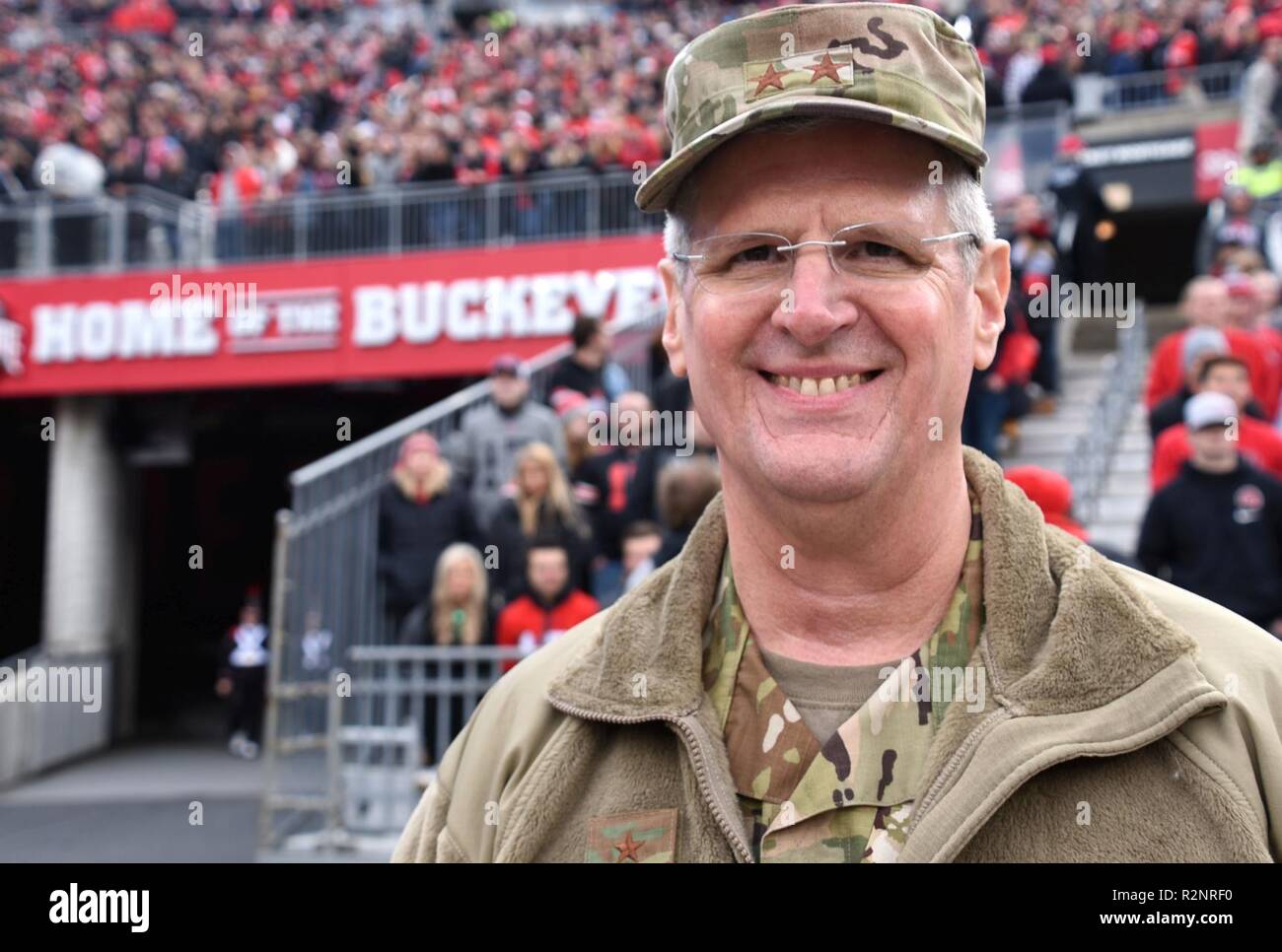 Ohio National Guard Generalmajor Mark E. Bartman posiert für ein Foto auf dem Feld an der Ohio State Football Spiel, am 3. November 2018 in Columbus, Ohio. Dieses Spiel wurde zu Ehren militärische Männer und Frauen für Veteranen Tag gewidmet. Stockfoto