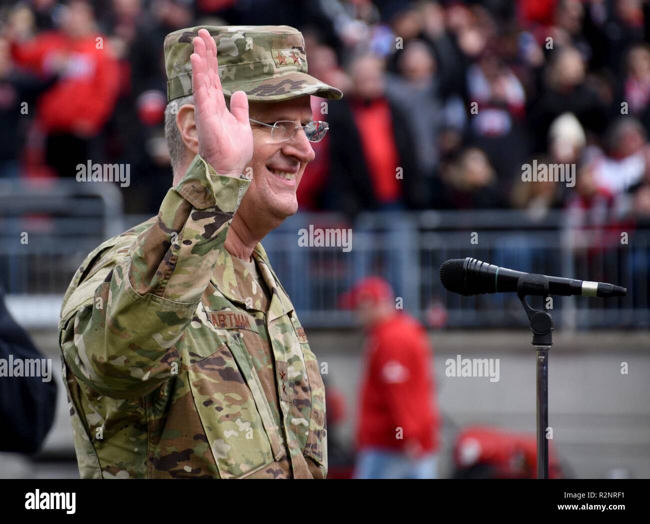 Ohio National Guard Generalmajor Mark E. Bartman schwört, neue Mitglieder in die Air Force und Army National Guard auf dem Feld an der Ohio State Football Spiel, am 3. November 2018 in Columbus, Ohio. Dieses Spiel wurde zu Ehren militärische Männer und Frauen für Veteranen Tag gewidmet. Stockfoto