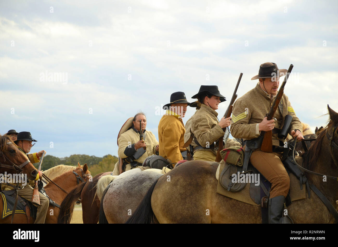 Verbündete Soldaten auf dem Pferd in ein Schlachtfeld Szene; Amerikanische Bürgerkrieg Reenactment; Liendo Plantation, Texas, USA. Stockfoto