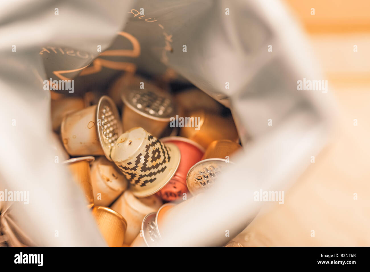 Von kaffee Kapseln von verschiedenen Farben und Aromen. Diese Kapseln sind ein Problem, weil sie teuer und schwer zu recyceln. Stockfoto