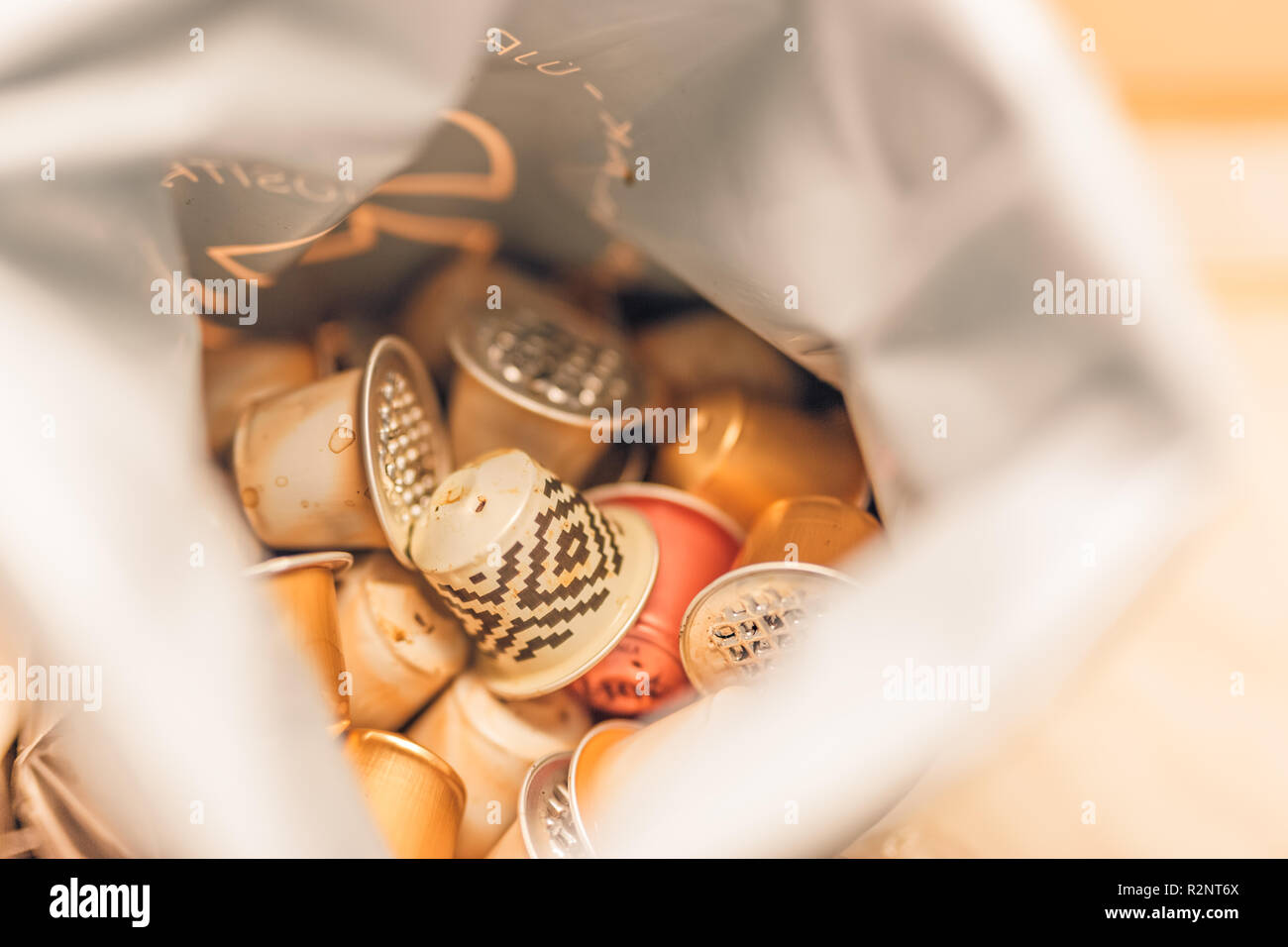 Von kaffee Kapseln von verschiedenen Farben und Aromen. Diese Kapseln sind ein Problem, weil sie teuer und schwer zu recyceln. Stockfoto
