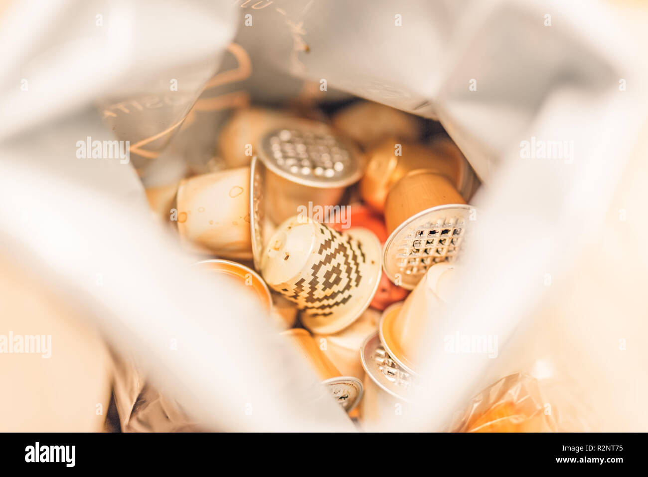 Von kaffee Kapseln von verschiedenen Farben und Aromen. Diese Kapseln sind ein Problem, weil sie teuer und schwer zu recyceln. Stockfoto