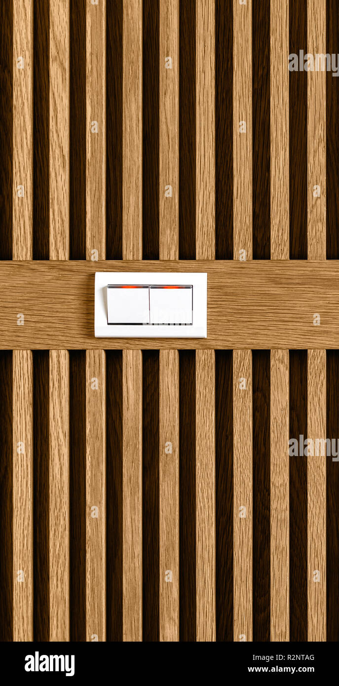 Braun Holz- wand mit weißer Schalter, Hintergrund. Home Inneneinrichtung. Holz Textur, Oberfläche. Holz- Muster. Stockfoto