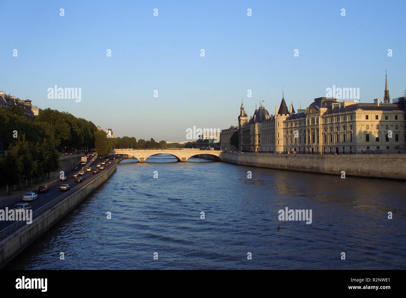 Straße am Ufer der Seine Stockfoto