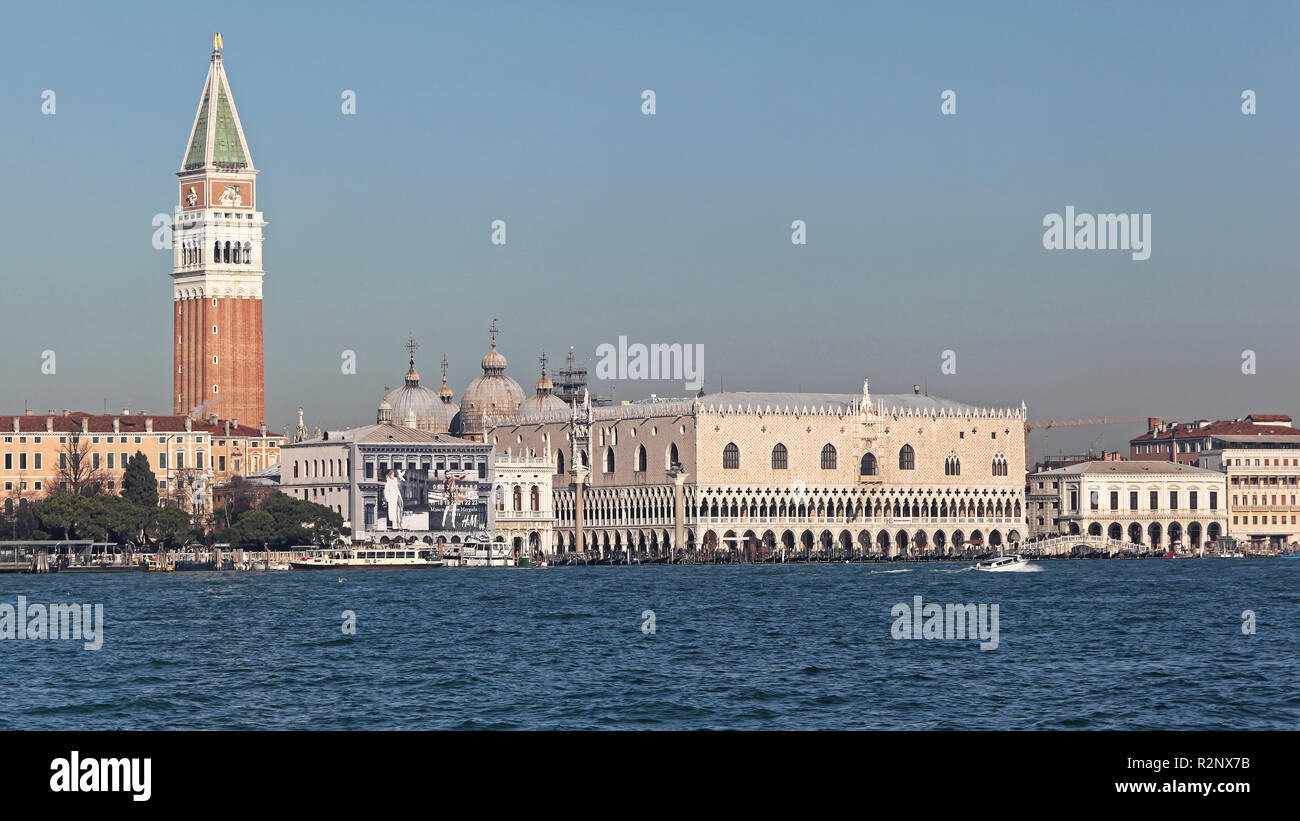 Venedig, Italien - Dezember 19, 2012: Dogenpalast und Markusplatz Turm am Meer des Palazzo Ducale Museum von San Marco Campanile in Venedig, Italien. Stockfoto