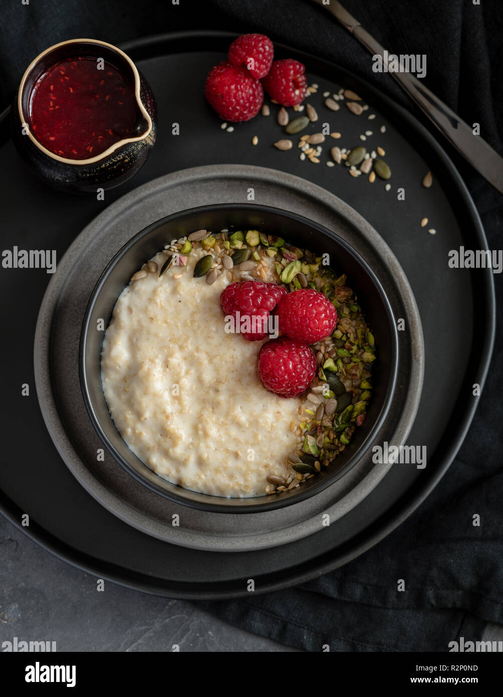 Porridge auf dunklem Hintergrund von oben Stockfoto