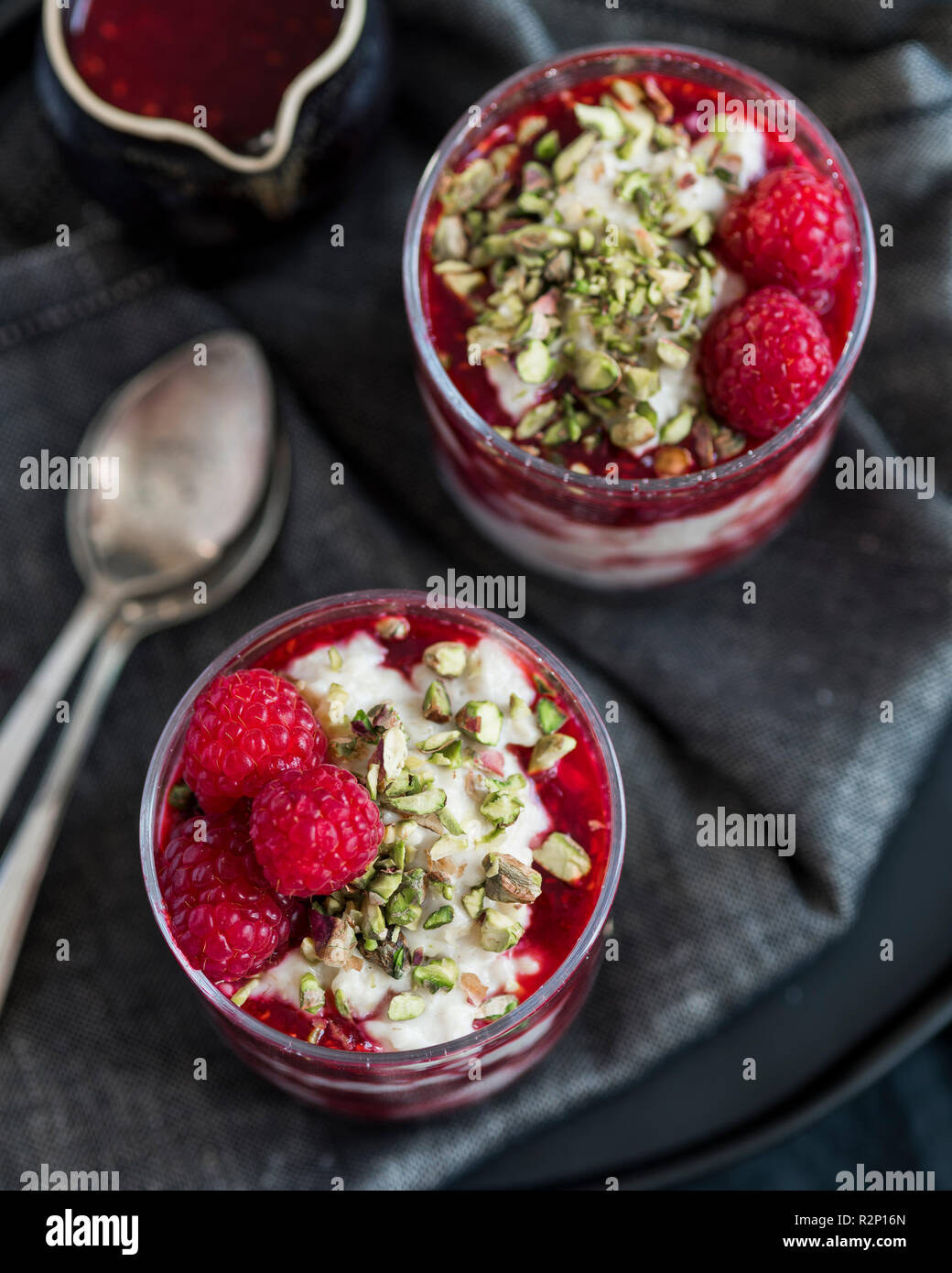 Haferbrei mit himbeer coulis -Fotos und -Bildmaterial in hoher ...