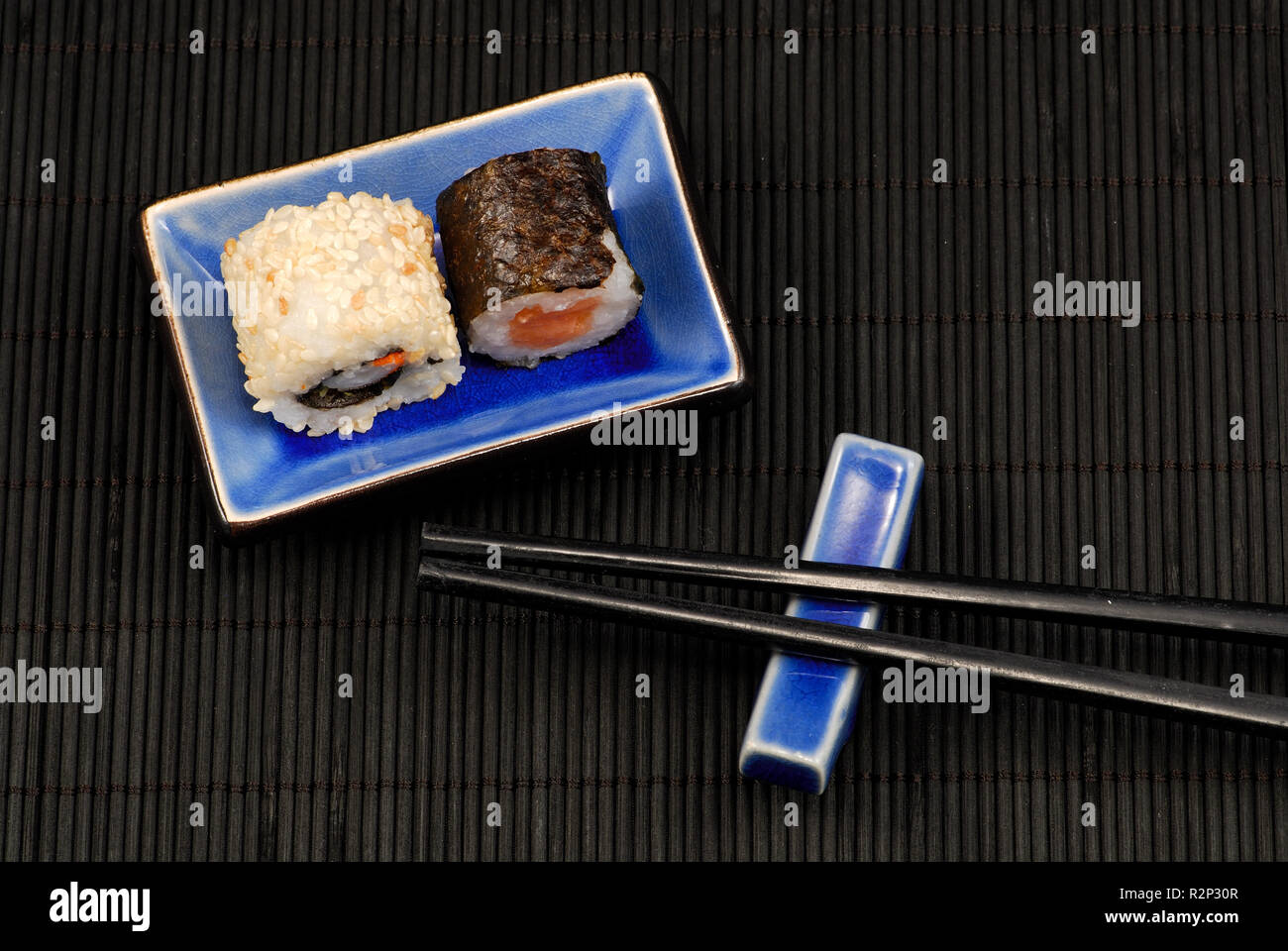 Sushi Maki und Stäbchen Stockfoto