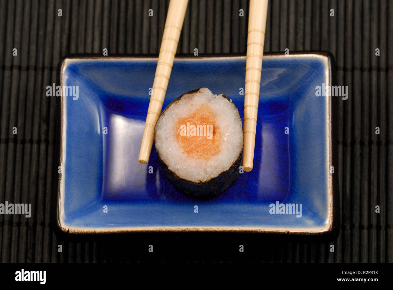 Sushi Maki und Stäbchen Stockfoto