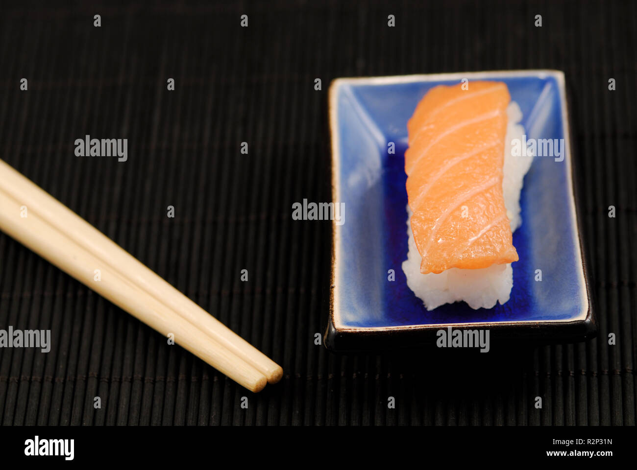 Ess-Stäbchen und Nigiri sushi Stockfoto