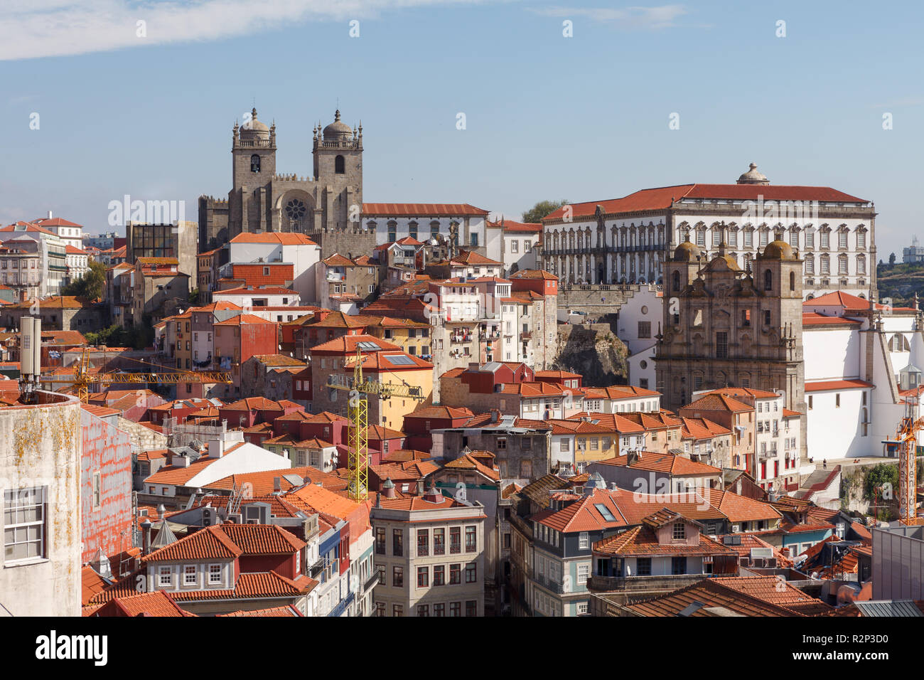 Porto, Portugal. Stadtbild der Altstadt mit Ziegeldächern, Ponte Luis I Brücke, sankt Laurentius Kirche (Igreja de São Lourenço) und Kathedrale von Porto (S Stockfoto