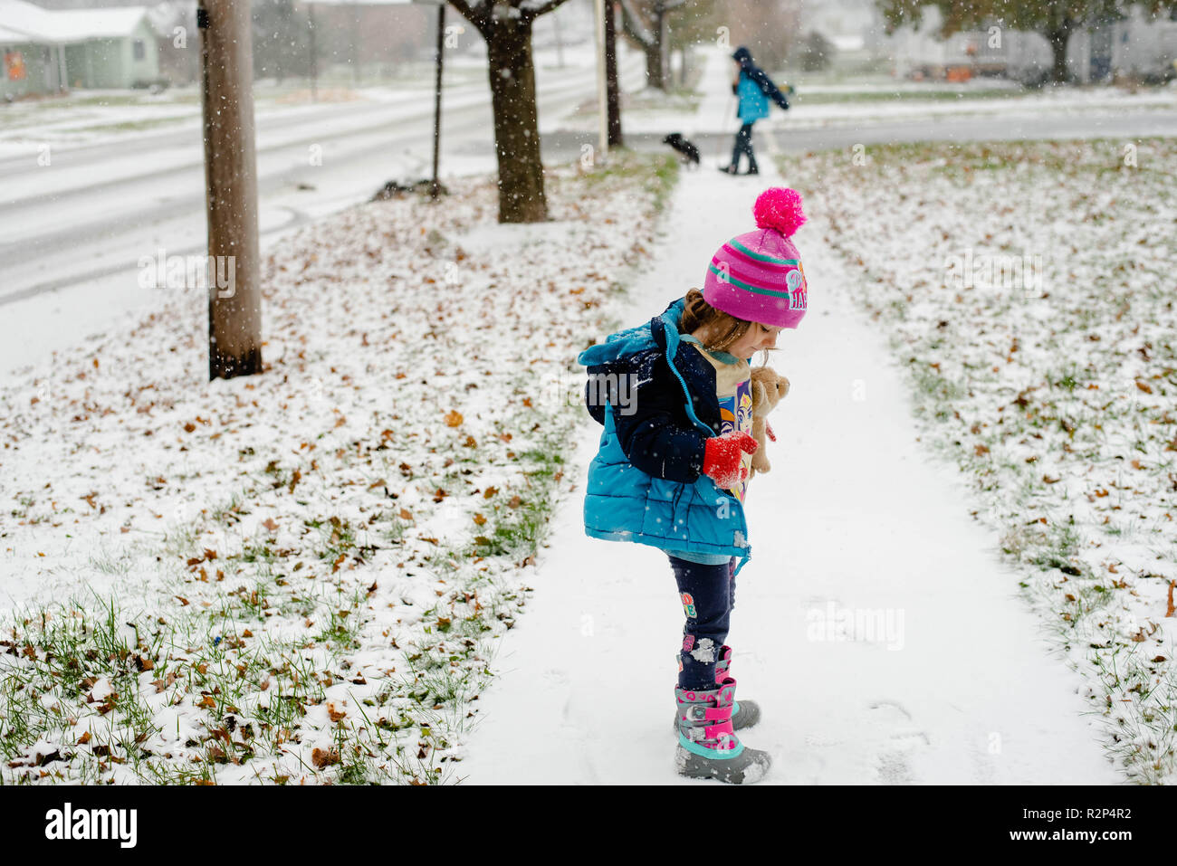 Kinder spielen im Schnee im November 2018 in Pennsylvania, USA. Stockfoto