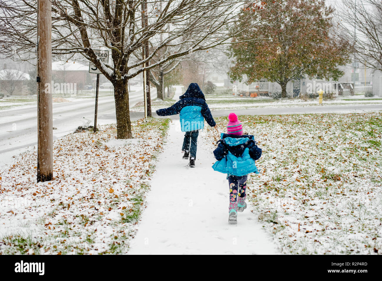 Kinder spielen im Schnee im November 2018 in Pennsylvania, USA. Stockfoto