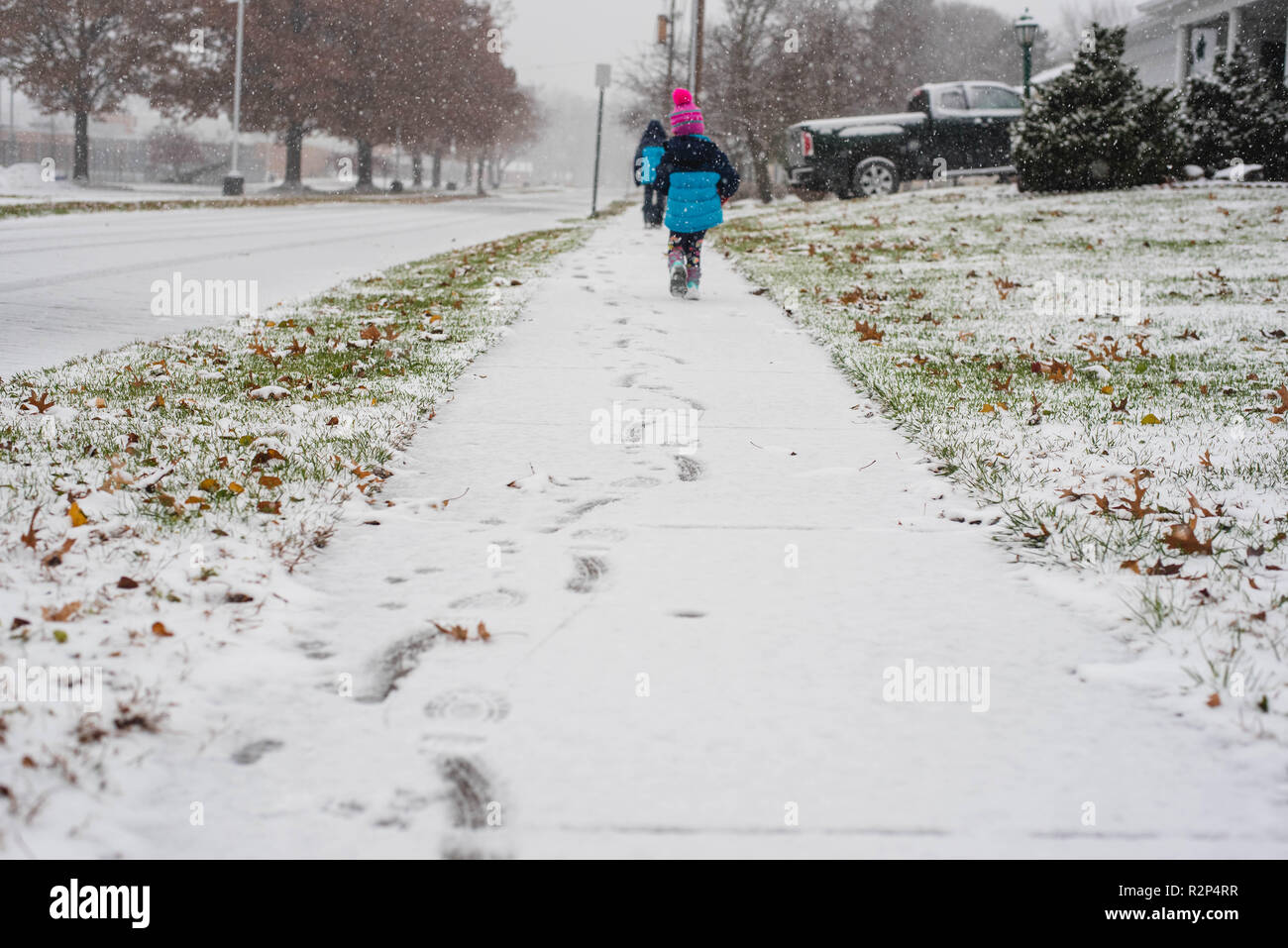 Kinder spielen im Schnee im Norden, United States Stockfoto