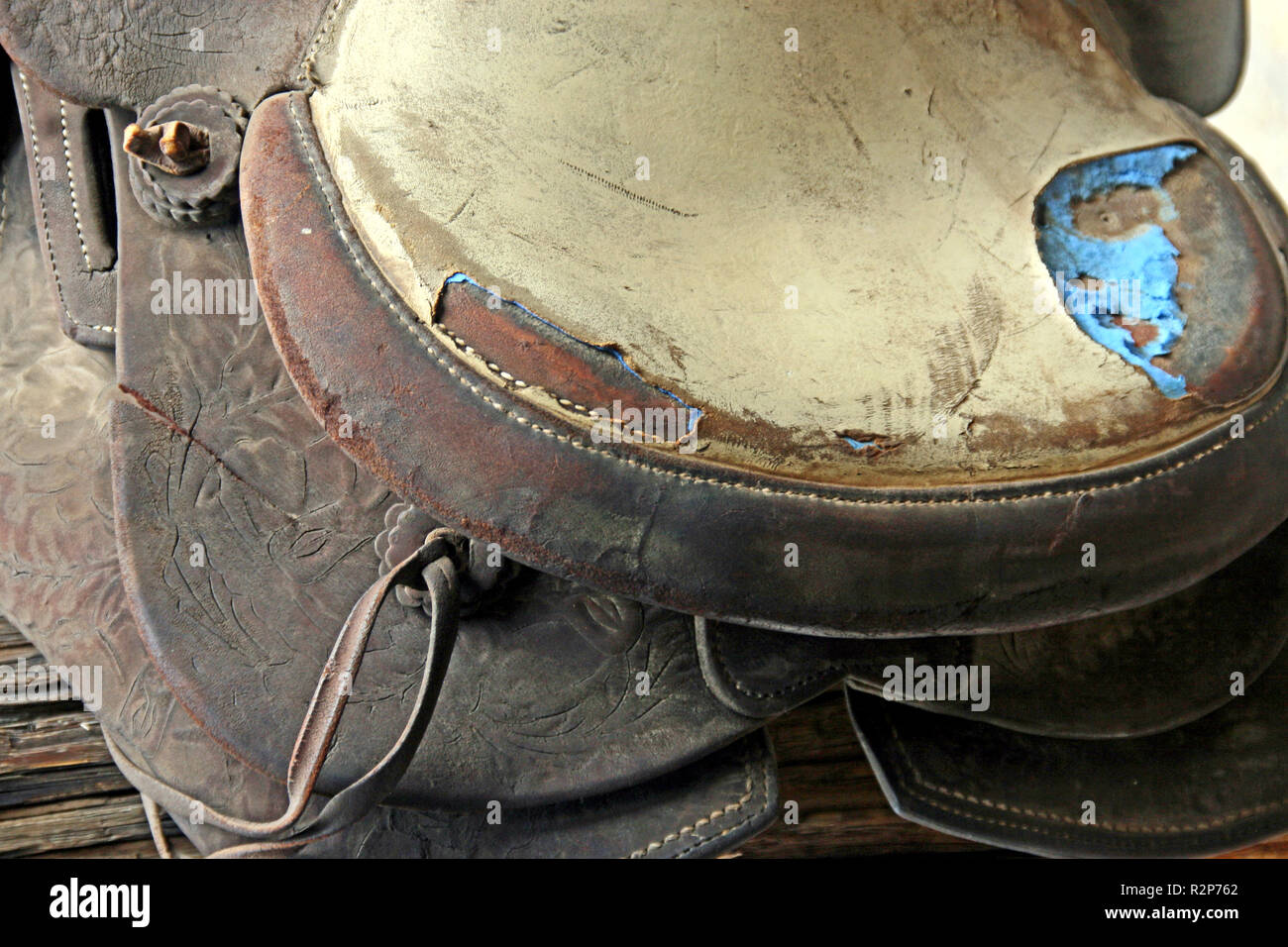 Oh, die Geschäfte, die von diesem verwitterten alten Cowboy Sattel gesagt werden könnte, Stockfoto