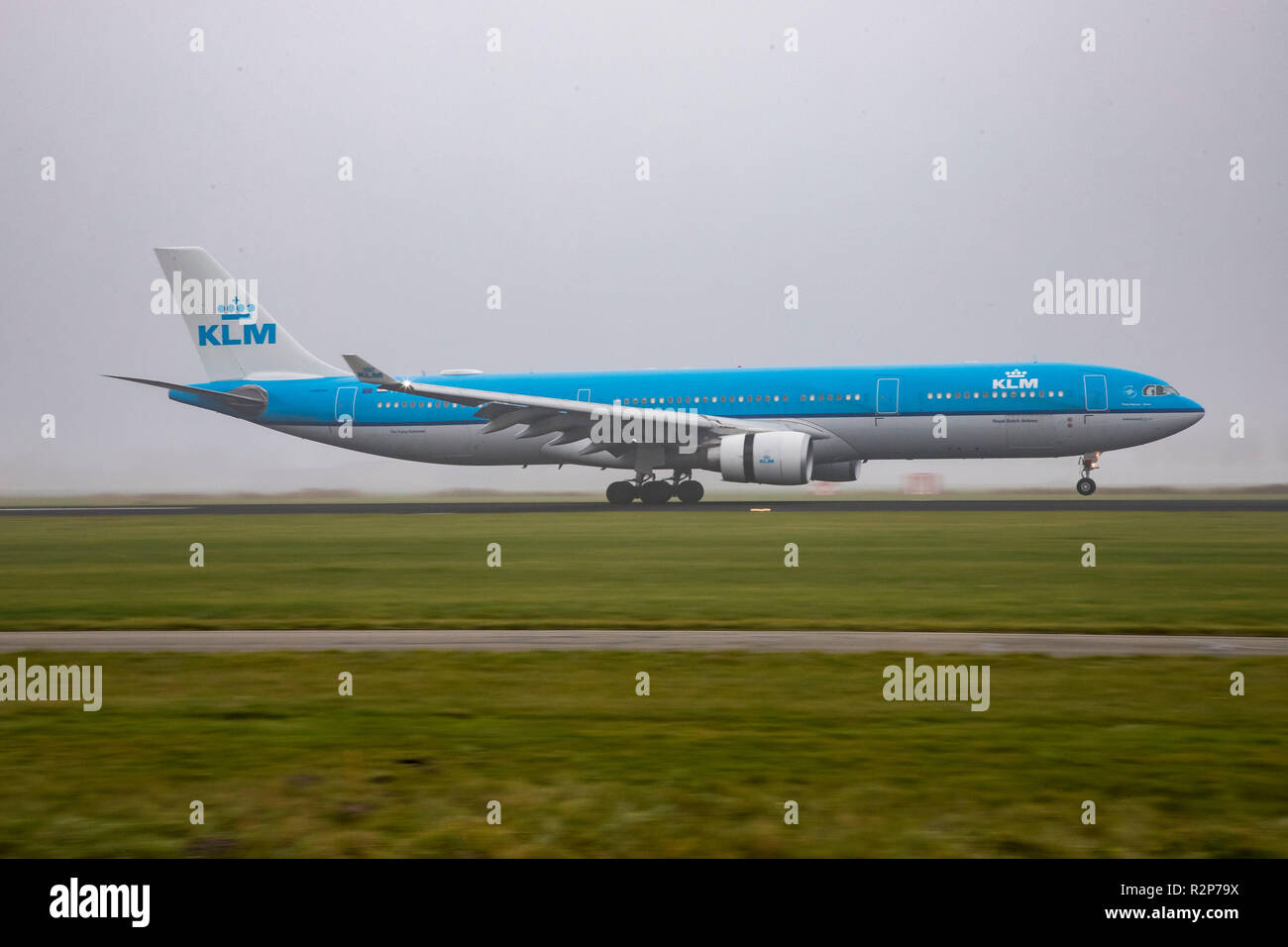 KLM Royal Dutch Airlines Airbus A330-300 mit der Registrierung PH-AKB Landung in nebligen Wetter am Amsterdamer Flughafen Schiphol in den Niederlanden. Das Flugzeug hat den Namen Piazza Navona - Roma. KLM betreibt eine Flotte von 117 Flugzeugen, 13 von ihnen sind verschiedene Editionen von Airbus A330. Stockfoto